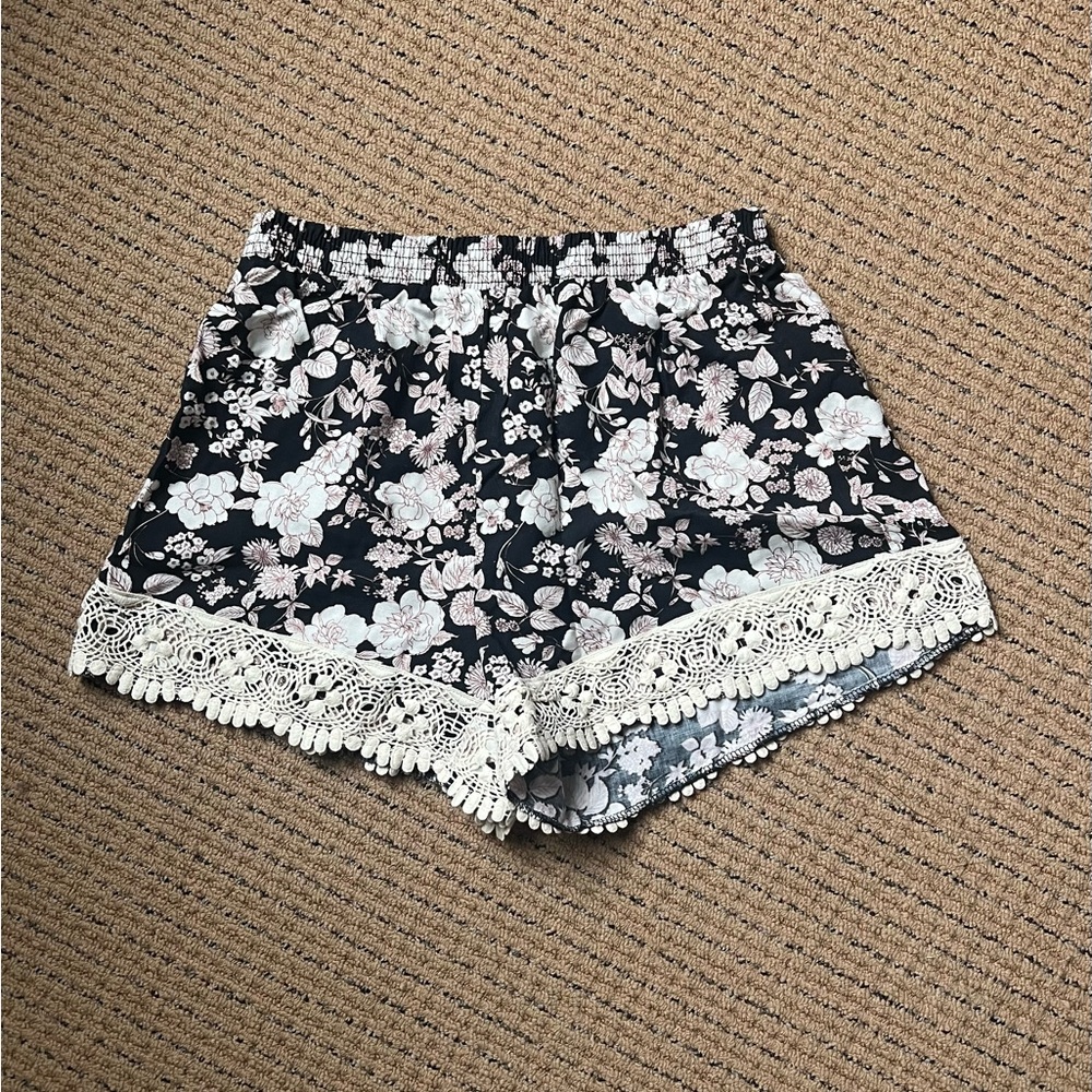 USED Abercrombie and Fitch Women’s Floral Lace Flowy Shorts in Black and Cream